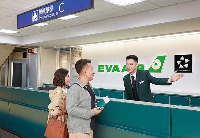 Ảnh 2: Hành khách làm thủ tục cho chuyến bay EVA Air đi Mỹ.